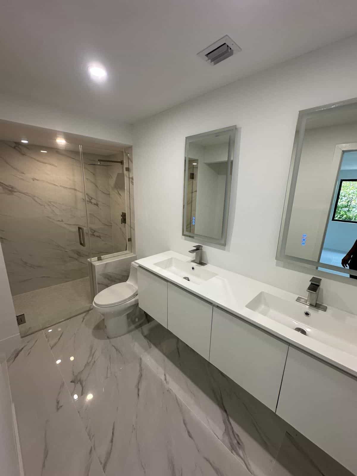 Before and after of a Bathroom remodeling by a plumber in Doral