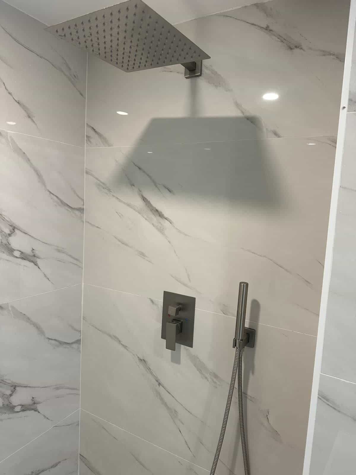 Before and after of a Bathroom remodeling by a plumber in Doral