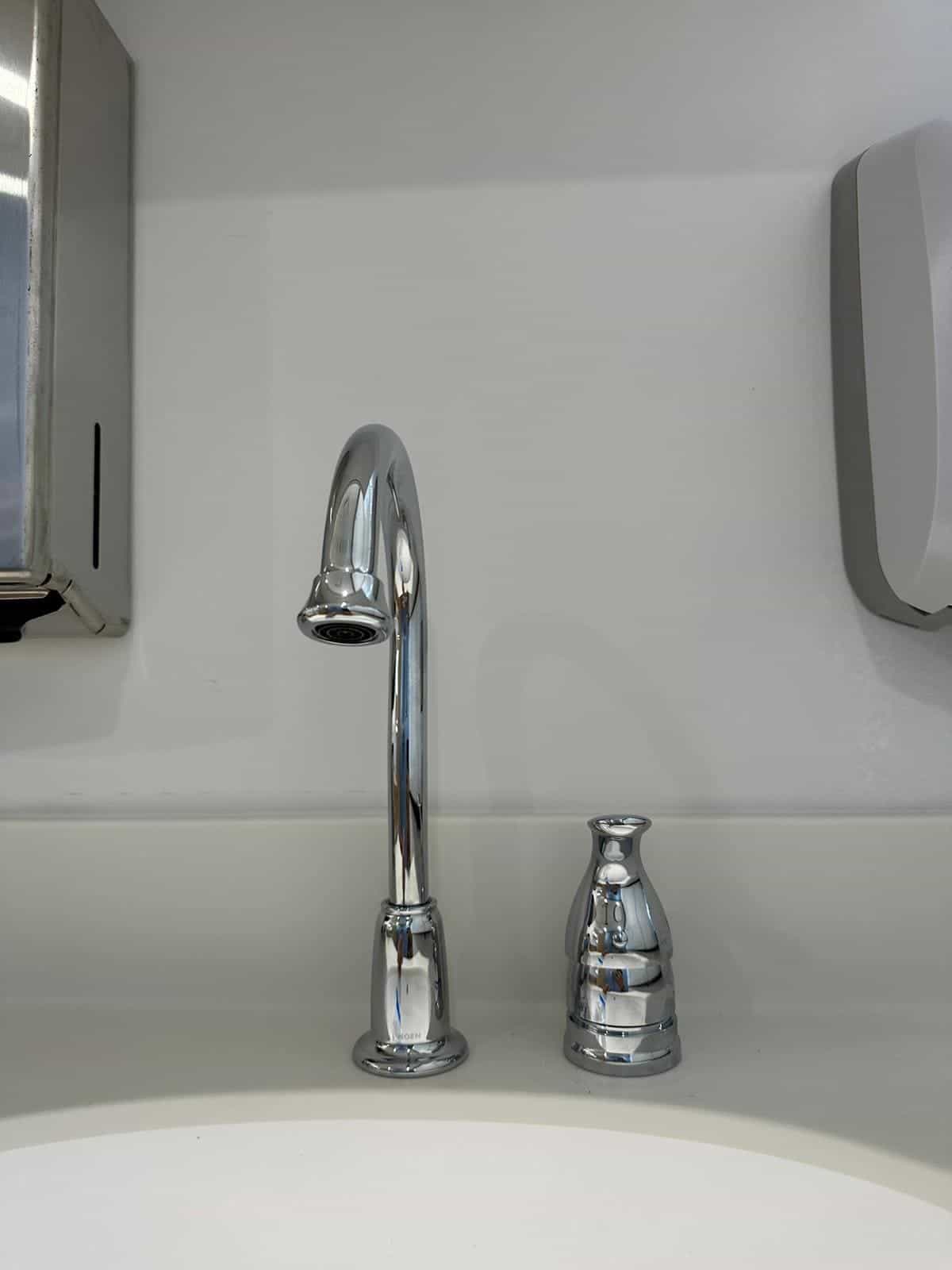 Before and after of a Faucet installation by a plumber in Doral