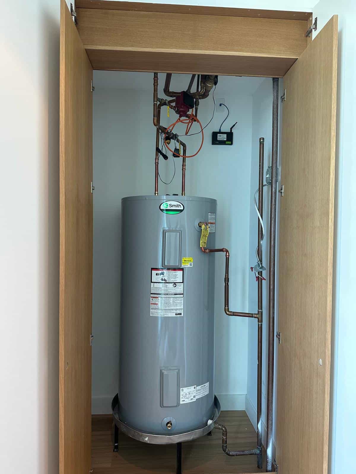 Before and after of a Water Heater by a plumber in Doral
